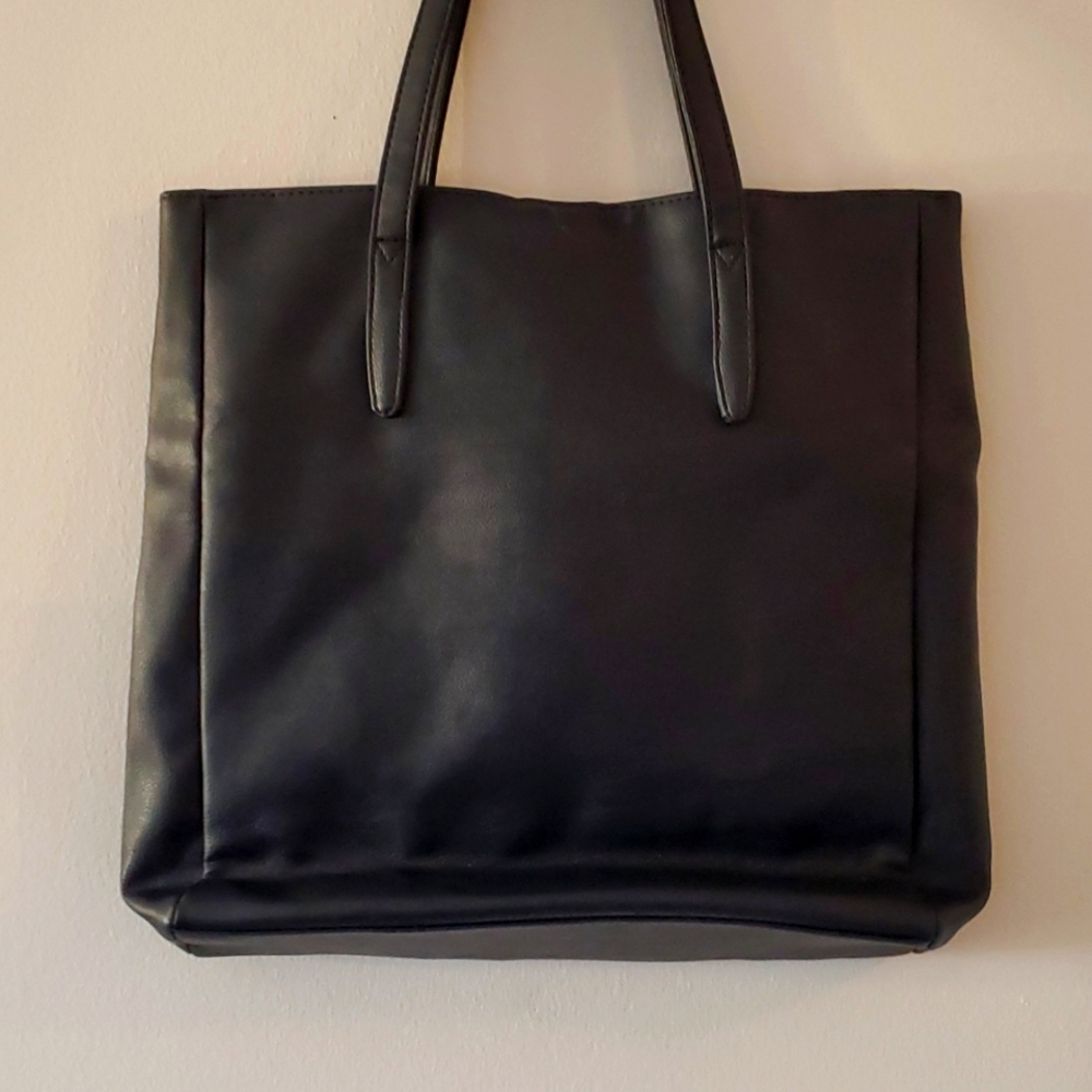 ⭐ $5 ⭐ AVON Blue Faux Leather Shoulder Bag with Gold Accents and Pockets - Picture 2 of 6